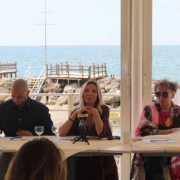 da sinistra il direttore del Pappafco Stefano Carnasciali, la titolare Antonella Valenzuela e Solange durante la conferenza